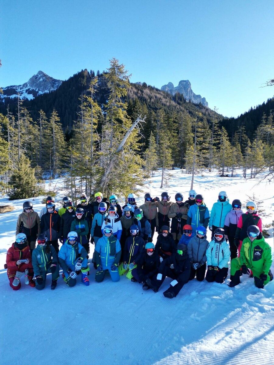 Gruppe mit Skifahrern