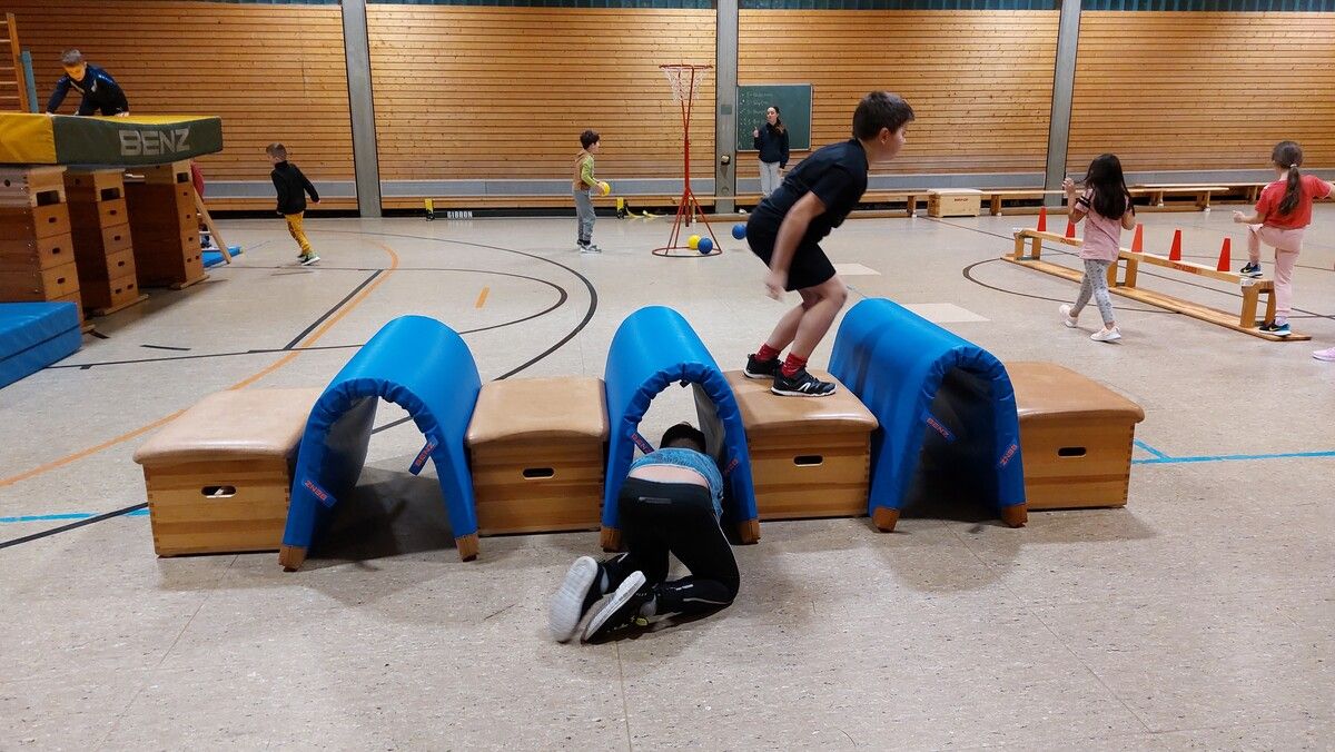 Halle mit Turnern