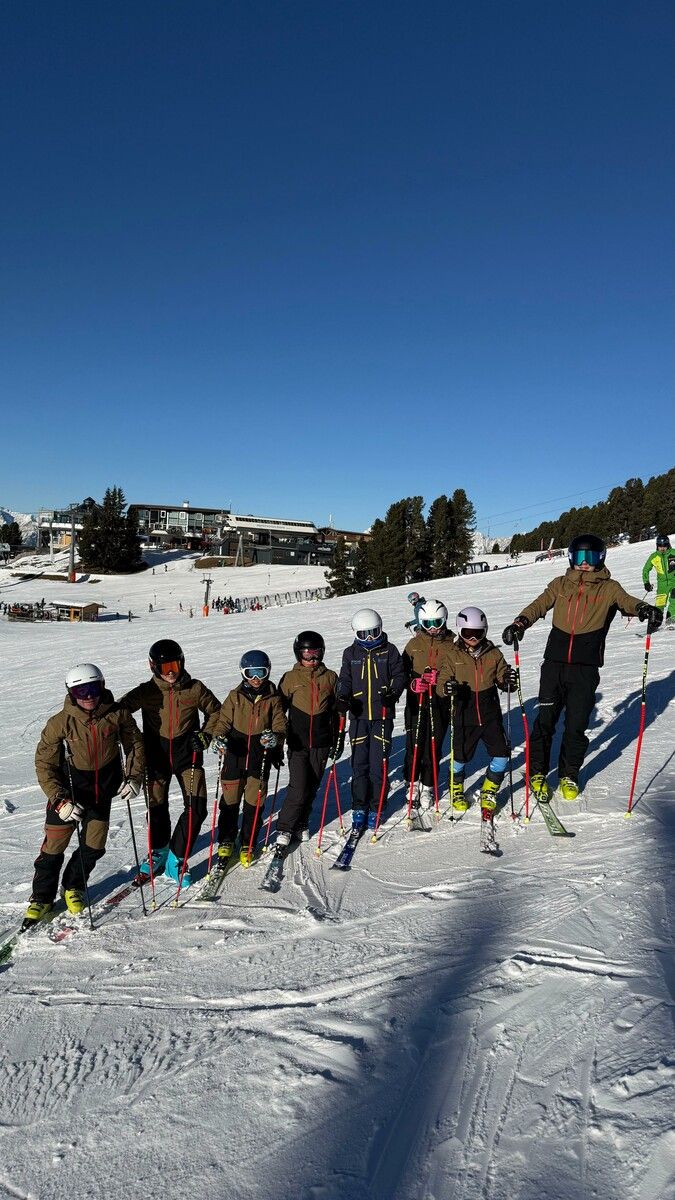 Gruppe mit Skifahrern