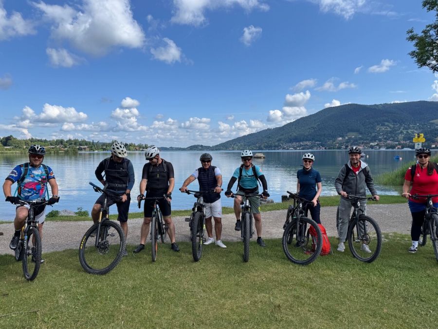 Gruppe von Radfahrern an einem See