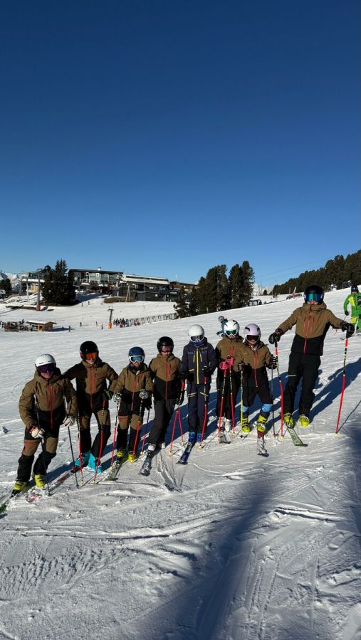 Gruppe mit Skifahrern